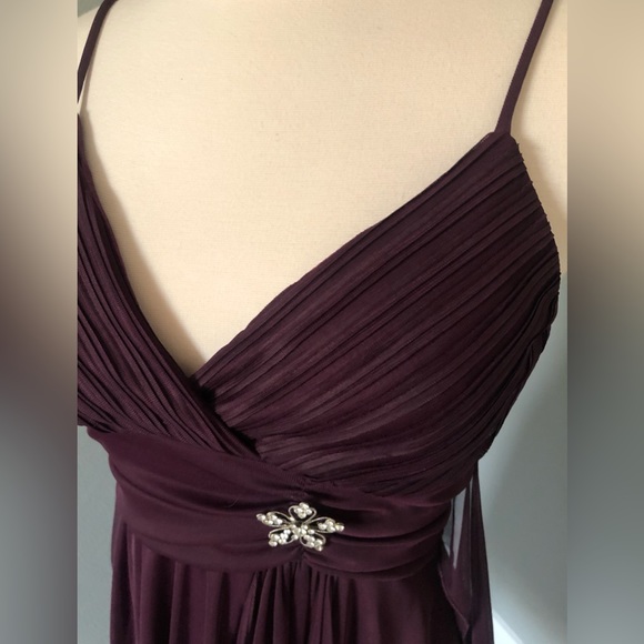 More pics Empire Waist V-Neck Belted Chiffon Jeweled Brooch Dress - Picture 13 of 16